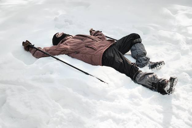 雪の吹きだまりでリラックスした男