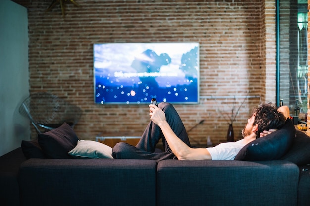 Photo man relaxing on sofa at home