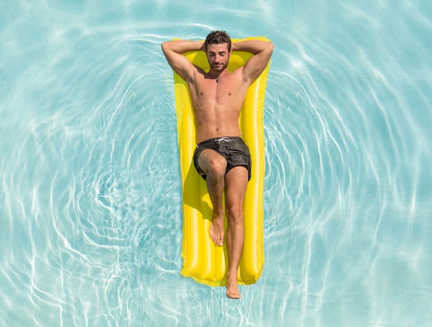 Photo man relaxing in a swimming pool