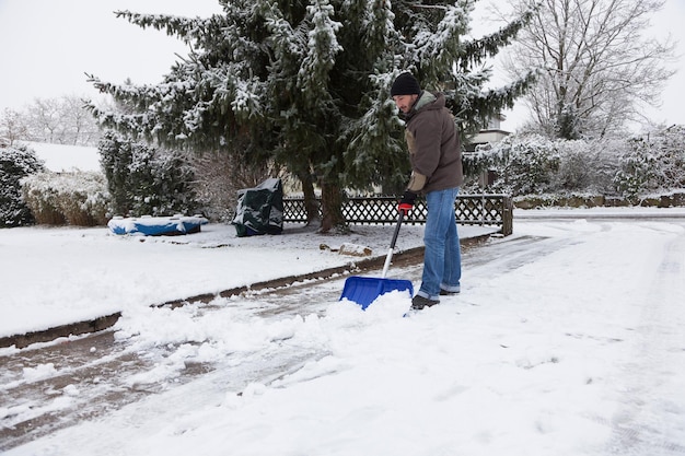 Photo man removing snow from road