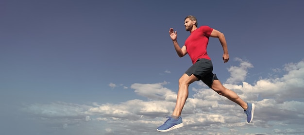 Man rennen en springen banner met kopie ruimte uitdaging en competitie marathon snelheid sport atleet snel rennen om te winnen