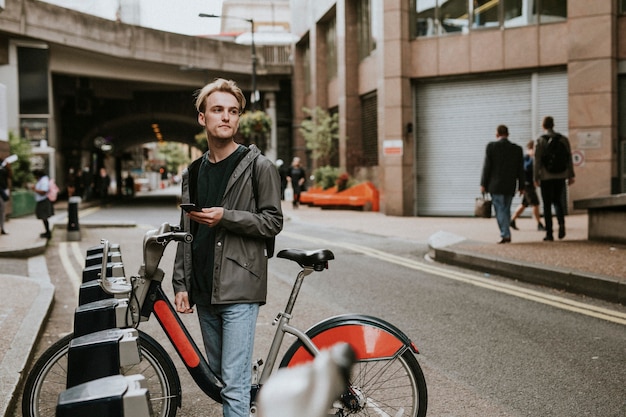 自転車を借りる男