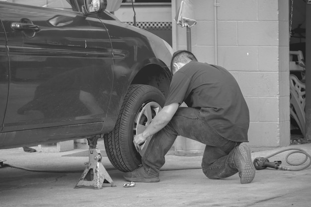 Photo man repairing car