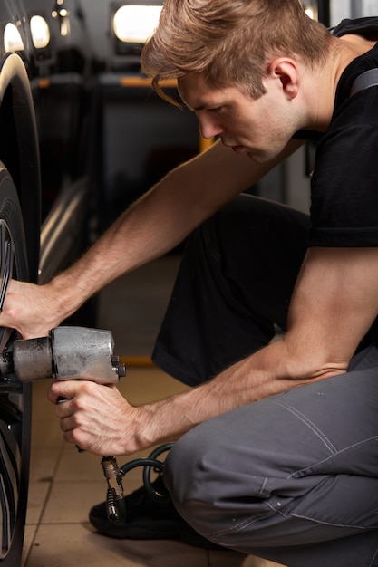 Man repareert alleen autowiel, met behulp van speciaal gereedschap voor reparatie