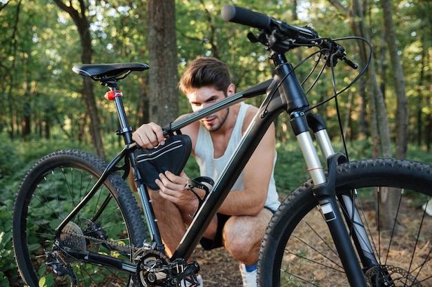 Man repareren van een fiets in forest