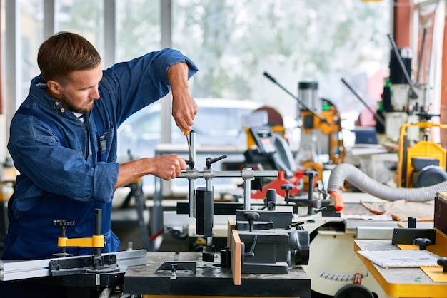 Man repareren van machines in de fabriek