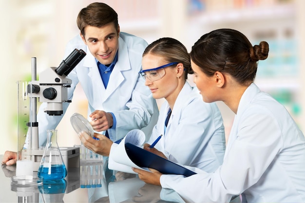 Foto uomo ricercatore che svolge un laboratorio di ricerca scientifica