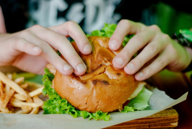 Foto uomo in un ristorante che mangia un hamburger