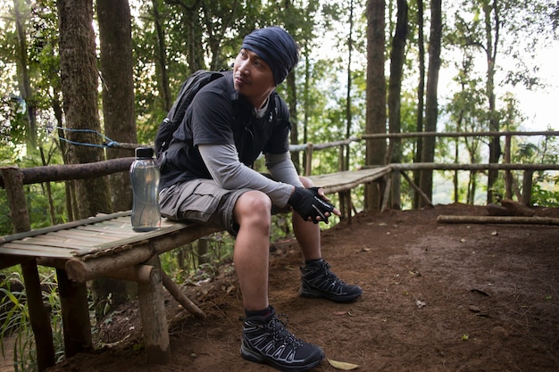 山でのハイキング旅行中に休んでいる男