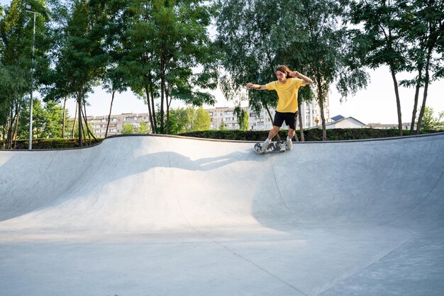 写真 自転車に乗って木にぶつかる男