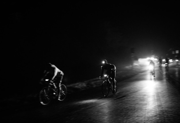 写真 夜に自転車に乗る男