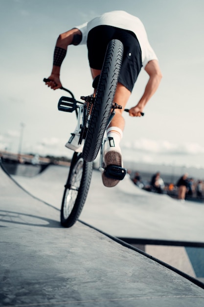 自転車に乗っている男 bmx
