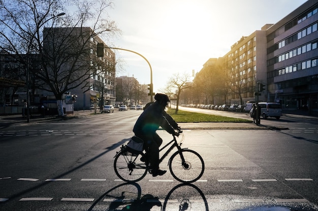 市の通りで自転車に乗っている男