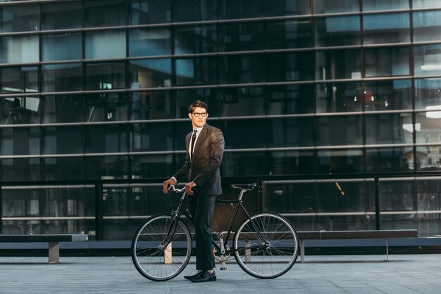 Photo man riding bicycle in city