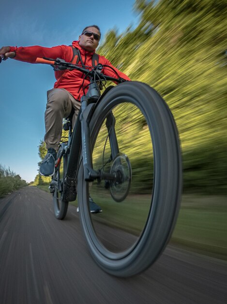 Photo man riding bicycle on field