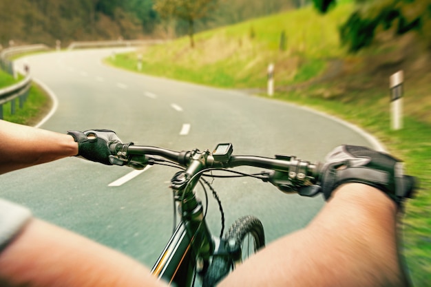 高速道路で自転車に乗る男