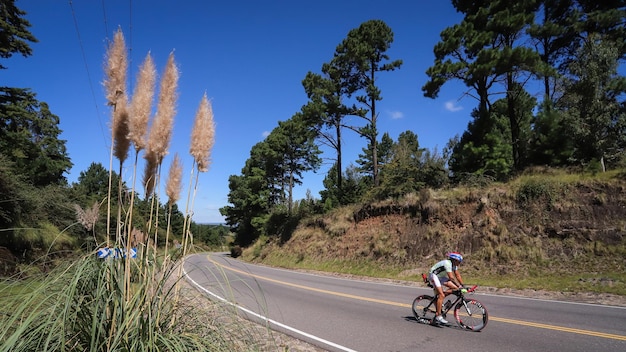 写真 空に向かって道路で自転車に乗っている男