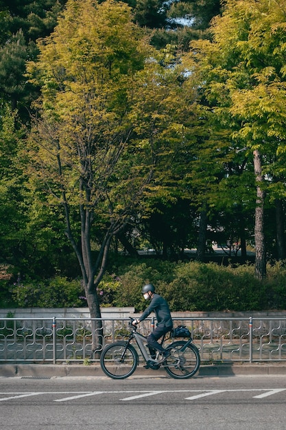 写真 都市の道路で自転車に乗っている男性