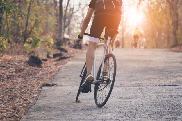 写真 道路で自転車に乗っている男