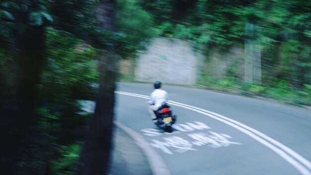 写真 道路で自転車に乗っている男