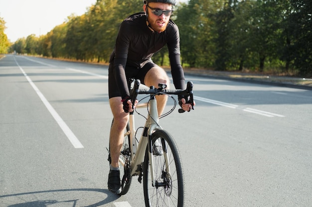 街の道路で自転車に乗っている男