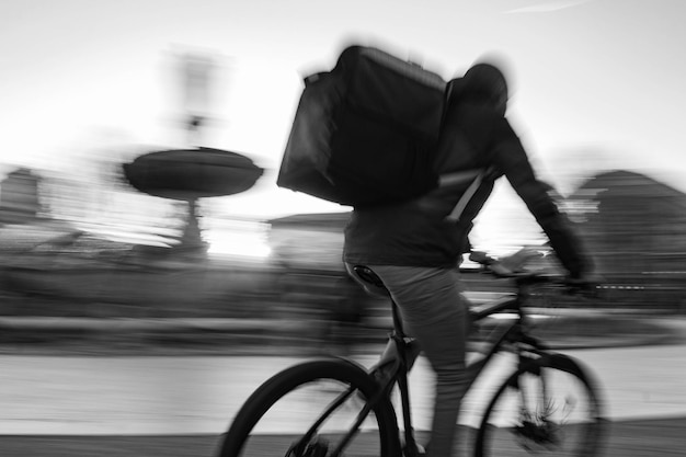 Photo man riding bicycle on road in city