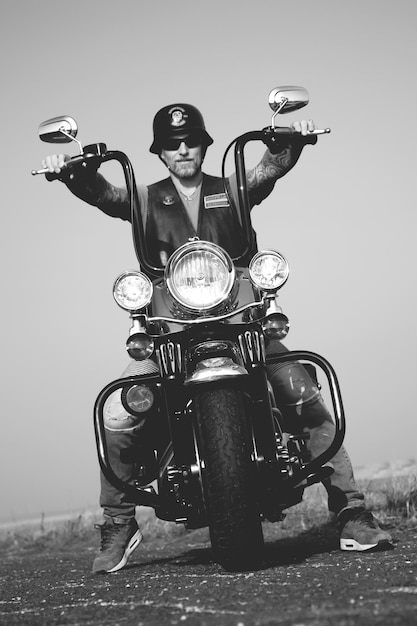 Photo man riding bicycle on road