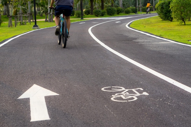 Photo man riding bicycle on road