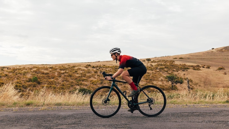 Photo man riding bicycle on road