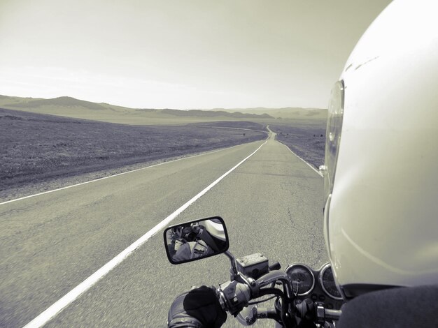 Photo man riding bicycle on road