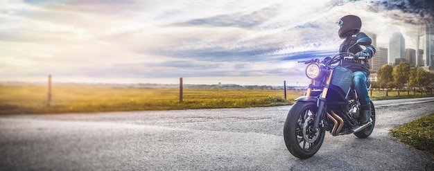 Photo man riding bicycle on road