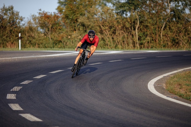 Foto uomo in bicicletta sulla strada