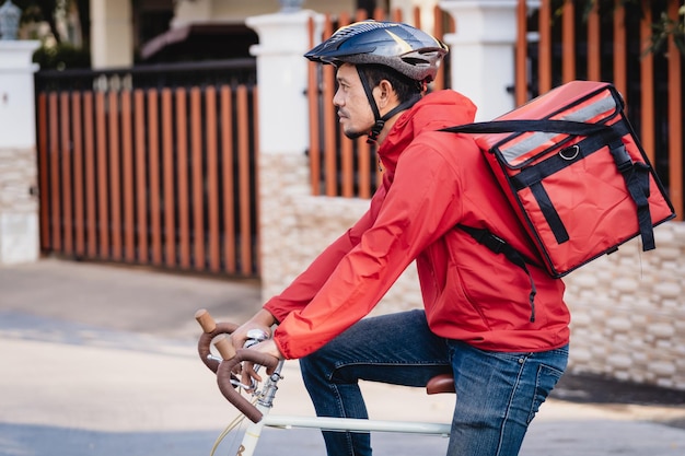 Foto uomo in bicicletta per strada in città