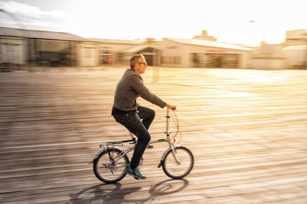 街で自転車に乗っている男