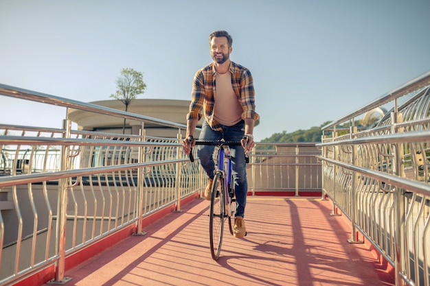 Uomo che guida una bicicletta sulla strada