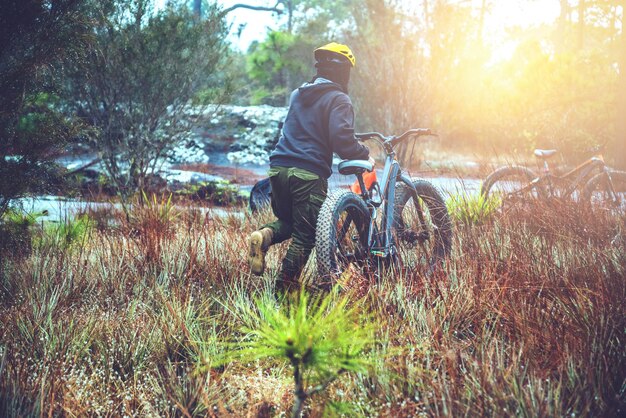 Photo man riding bicycle