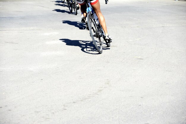 Photo man riding bicycle