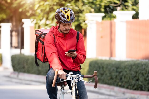 Foto uomo in bicicletta