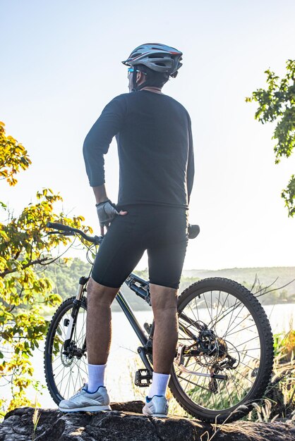 自転車に乗る男