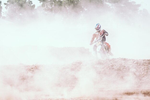 Photo man riding bike in dirt