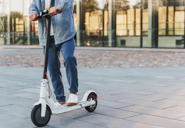 街の通りで彼のエススクーターに乗る男