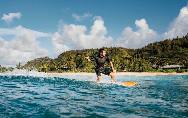 写真 彼のサーフボードに乗って、水平ショットを楽しんでいる男