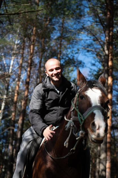 Photo man riding a horse in forest