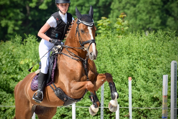 Photo man riding horse