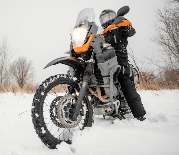 Фото Человек, езда на мотоцикле в зимний день
