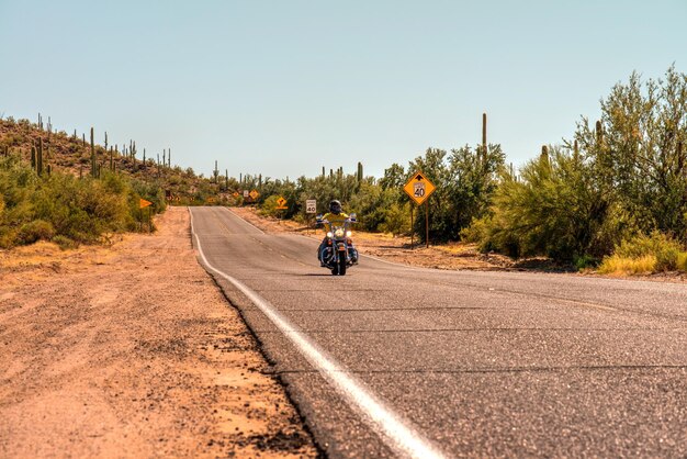 Photo man riding motorcycle on road