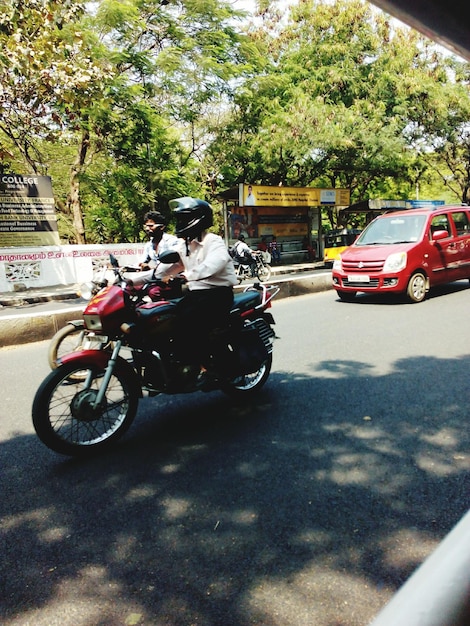 道路でオートバイに乗っている男