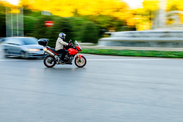道路でオートバイに乗っている男