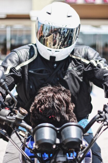 Foto uomo in motocicletta