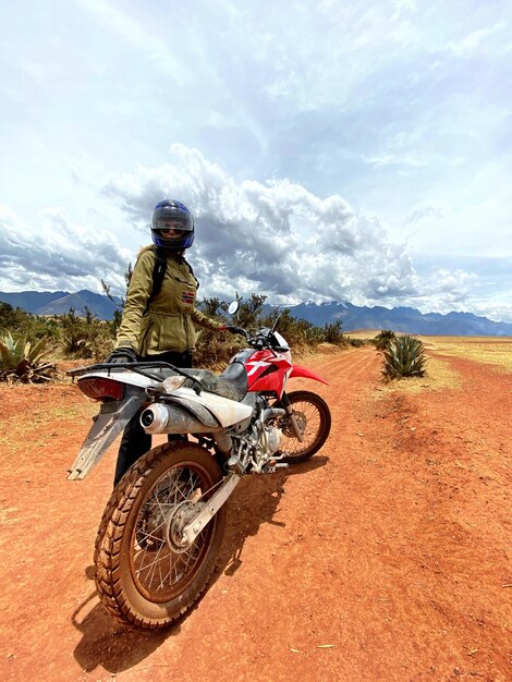 Foto uomo in motocicletta